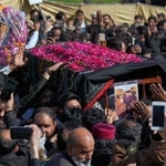 　パキスタン首都イスラマバードのモスクで起きた自爆で、犠牲になった子どものひつぎを運ぶ人々＝７日、イスラマバード（ＡＰ＝共同）