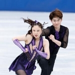 　ミラノ・コルティナ冬季五輪の団体アイスダンス・ＲＤで演技する吉田唄菜（左）、森田真沙也組＝６日、ミラノ（共同）