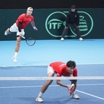 　日本-オーストリア　ダブルスでプレーする綿貫陽介（奥）、柚木武組＝有明コロシアム