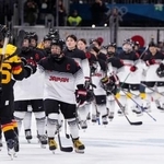 　ドイツに敗れ、健闘をたたえ合う小池（先頭）ら日本の選手たち＝ミラノ（共同）