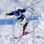 　女子スロープスタイル予選　ジャンプする古賀結那＝リビーニョ（共同）