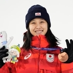 　女子個人ノーマルヒルで獲得した銅メダルを手に、笑顔の丸山希＝プレダッツォ（共同）