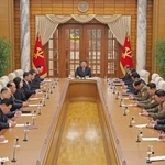 　平壌で開かれた北朝鮮の朝鮮労働党政治局会議。奥中央は金正恩党総書記＝７日（朝鮮中央通信＝共同）