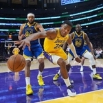 　ウォリアーズ戦でプレーするレーカーズの八村塁＝７日、米ロサンゼルス（ＡＰ＝共同）