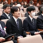 　全国学校・園庭ビオトープコンクール２０２５の発表大会に出席された秋篠宮さまと悠仁さま＝８日午後、東京・上野の東京国立博物館平成館（代表撮影）