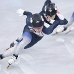 　公式練習で調整するショートトラック男子の宮田将吾（手前）＝３日、ミラノ