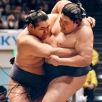 　決勝で阿炎（右）を下した豊昇龍＝両国国技館