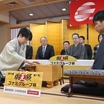 　第５１期棋王戦コナミグループ杯５番勝負第１局で、増田康宏八段（右）と対局する藤井聡太棋王＝８日午前、松山市
