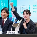 　開票速報を見てガッツポーズするチームみらいの安野党首（右）＝８日午後８時１分、東京都港区