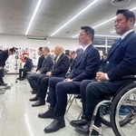 　岩手３区で中道改革連合の小沢一郎氏が敗北確実となり、支持者らに頭を下げる選対本部長（左奥）＝８日夜、岩手県奥州市