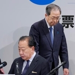 　厳しい表情でメディアのインタビューに臨む中道改革連合の野田共同代表（左）と斉藤共同代表＝８日午後９時５７分、東京都内のホテル