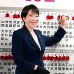 　当確者の名前にバラを付ける自民党総裁の高市首相＝８日午後９時４２分、東京・永田町の党本部