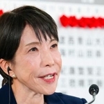 　メディアのインタビューに答える自民党総裁の高市首相＝８日午後１０時２３分、東京・永田町の党本部