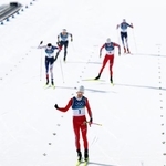 　男子距離複合　１位でゴールするノルウェーのクレボ＝テーゼロ（共同）