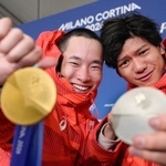 　ミラノ・コルティナ五輪のスノーボード男子ビッグエアで金メダルを獲得した木村葵来（左）と銀メダルの木俣椋真＝７日、イタリア・リビーニョ（共同）