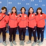 　合宿地のスイスからイタリア入りした、カーリング女子日本代表の（左から）小野寺、小林、吉村、近江谷、小谷＝８日（共同）