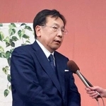 　埼玉５区で敗北し、取材に応じる中道改革連合の枝野幸男氏＝９日未明、さいたま市