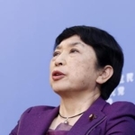 　記者会見で遠くを見つめる社民党の福島党首＝８日午後１０時１０分、東京都中央区