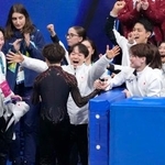 　団体男子フリーの演技を終えた佐藤駿を笑顔で出迎える鍵山優真（中央）ら＝ミラノ（共同）