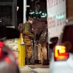 イスラエルとヨルダン川西岸を隔てる検問所で通行する車を調べるイスラエル兵＝２０２５年２月（共同）