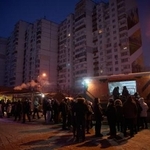 　ロシアによるエネルギー施設攻撃で電力を繰り返し断たれる中、温かい食事を求めて列をつくるウクライナ市民＝８日、キーウ（ＡＰ＝共同）