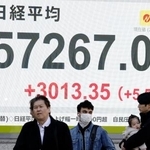 　５万７０００円台の日経平均株価を示すモニター＝９日午前、東京都中央区