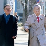 　衆院選の「１票の格差」で、提訴のため大阪高裁に向かう弁護士ら＝９日午前、大阪市北区