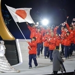 　ミラノ・コルティナ冬季五輪開会式で、旗手の森重航を先頭に入場行進する日本選手団＝イタリア・ミラノ（共同）