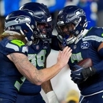 　ペイトリオッツ戦でＴＤを奪い、喜ぶシーホークスの選手たち＝サンタクララ（ＡＰ＝共同）