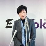 　記者団の取材に応じる東京都の小池百合子知事＝９日午後、都庁