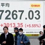 　一時３０００円超値を上げた日経平均株価を示すボード＝９日午前、東京都中央区