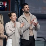 　ミラノ・コルティナ五輪のフィギュアスケートを観戦するテニスのノバク・ジョコビッチ（右）夫妻＝８日、イタリア・ミラノ（ゲッティ＝共同）