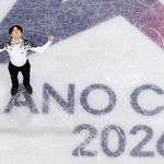 　団体男子ＳＰの演技を終えガッツポーズする鍵山優真＝７日、ミラノ