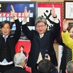 　東京２４区で当選を決め、万歳する自民党の萩生田光一氏（中央）＝８日、東京都八王子市