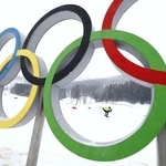 　ミラノ・コルティナ冬季五輪のノルディックスキー距離などが行われるイタリア・テーゼロの会場に設置された五輪マーク＝４日