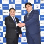 　大相撲の雷部屋への入門を表明した日体大のリ・ビル・クリストファー（右）と師匠の雷親方＝９日、東京都世田谷区