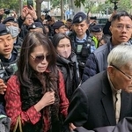 　裁判所を出る蘋果日報の創業者、黎智英氏の妻（手前左）＝９日、香港（共同）