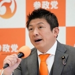 　記者会見する参政党の神谷代表＝９日午後、国会