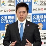 　大阪府庁で記者団の取材に応じる吉村洋文知事＝９日午後
