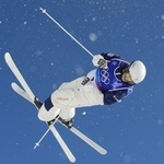 　男子モーグルの公式練習で調整する堀島行真＝リビーニョ（共同）