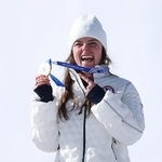 　女子滑降で優勝し、金メダルを手にする米国のブリージー・ジョンソン＝８日（ゲッティ＝共同）