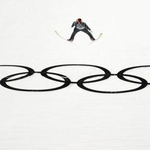 　男子個人ノーマルヒルで銅メダルを獲得した二階堂蓮の２回目の飛躍＝プレダッツォ（共同）