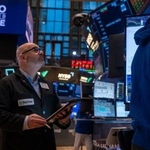 　ニューヨーク証券取引所のトレーダー＝９日、米ニューヨーク（ゲッティ＝共同）