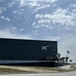 　米スペースＸの本社＝２０２５年５月、南部テキサス州スターベース（共同）