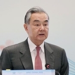 　ＡＰＥＣの高官会議の式典に出席し、演説する中国の王毅外相＝１０日、中国・広州（共同）