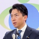 　記者会見する小泉防衛相＝１０日午前、防衛省