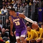 　サンダー戦でドリブルするレーカーズの八村＝ロサンゼルス（ＮＢＡＥ・ゲッティ＝共同）