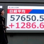 　日経平均株価の終値を示すモニター。最高値を更新し、初めて５万７０００円を突破した＝１０日午後、東京都中央区