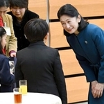 　第７１回青少年読書感想文全国コンクールの受賞者に声をかけられる紀子さま＝１０日午後、東京都千代田区（代表撮影）