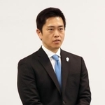 　大阪府庁で取材に応じる日本維新の会の吉村代表＝１０日午後